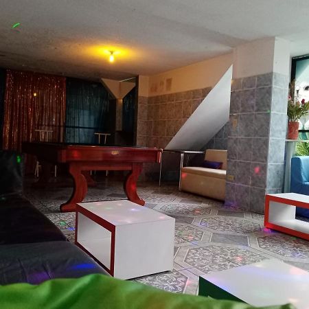 Hostal Sauna Water Palace Quito Esterno foto