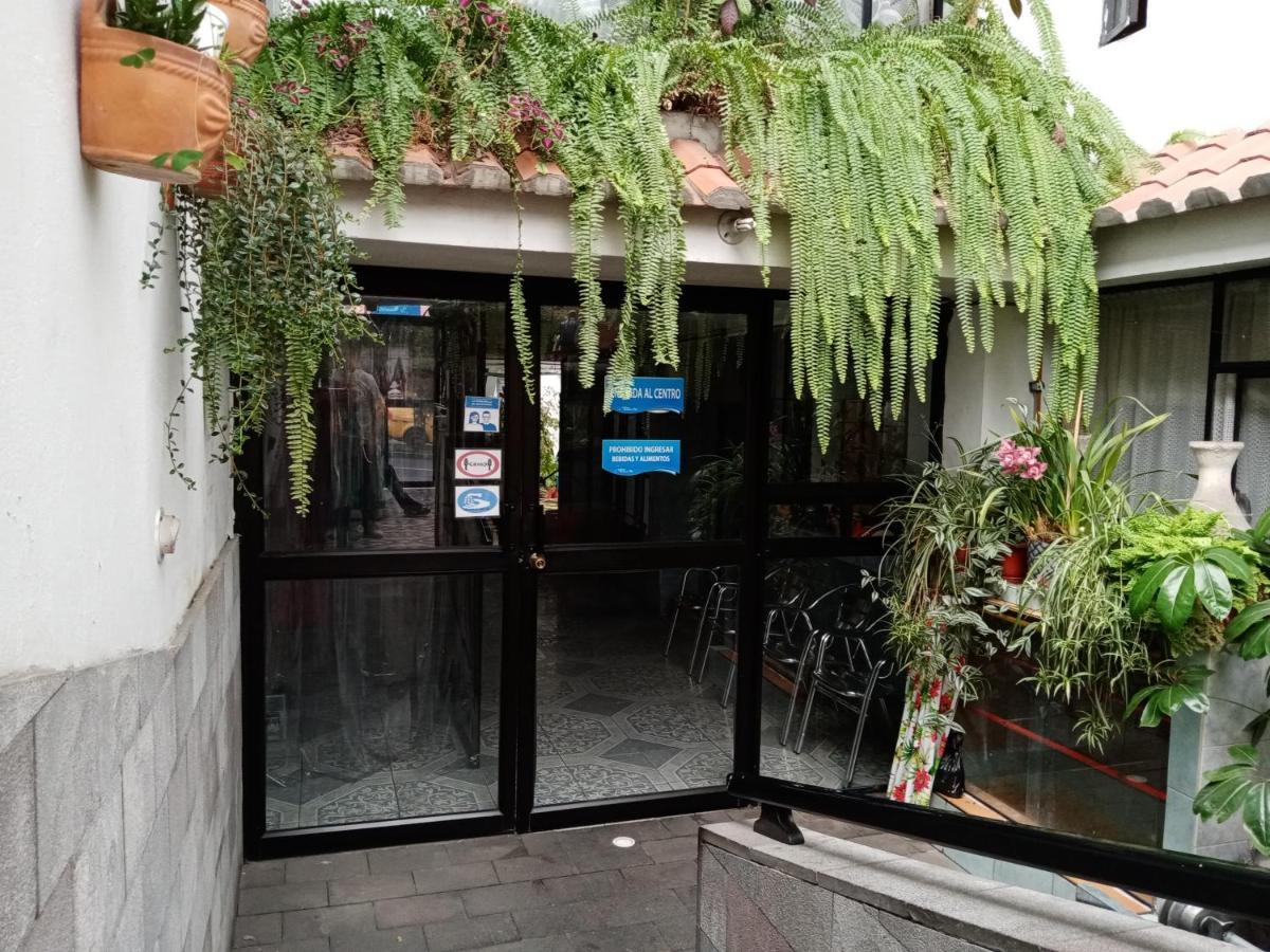 Hostal Sauna Water Palace Quito Esterno foto