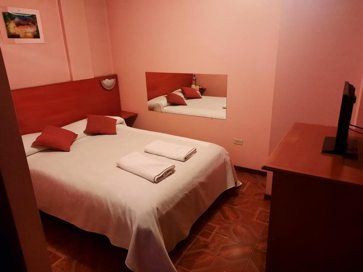 Hostal Sauna Water Palace Quito Esterno foto
