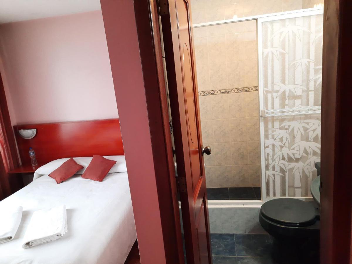 Hostal Sauna Water Palace Quito Esterno foto